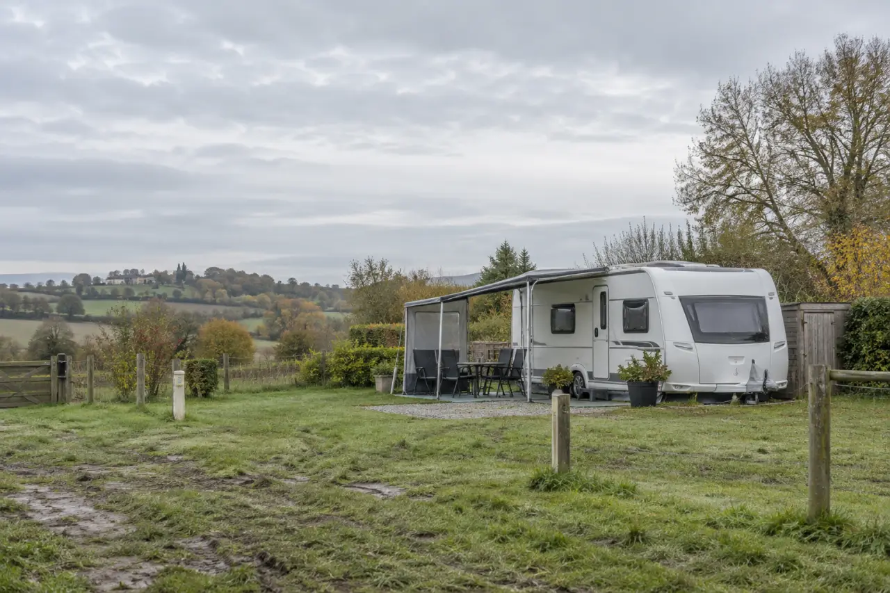 Vivre en caravane à l’année est possible, mais le terrain décide de la faisabilité